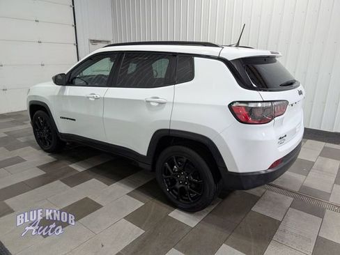 Used 2025 Jeep Compass Latitude w/ Convenience Group AWD/4WD image 2