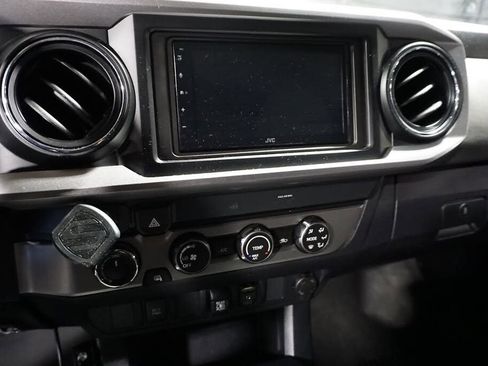 Used 2019 Toyota Tacoma SR5 AWD/4WD image 18