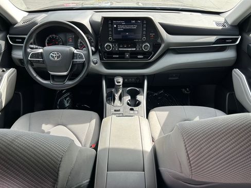 Used 2022 Toyota Highlander LE image 22