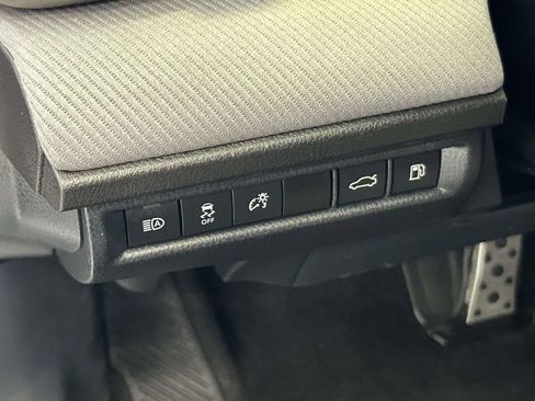 Used 2025 Toyota Camry SE w/ Convenience Package FWD image 16