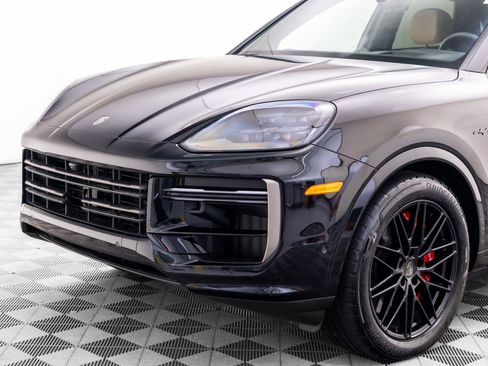 Certified 2025 Porsche Cayenne Turbo AWD/4WD image 35