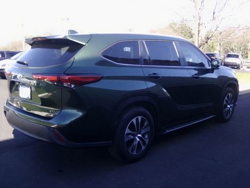 Used 2023 Toyota Highlander XLE image 4