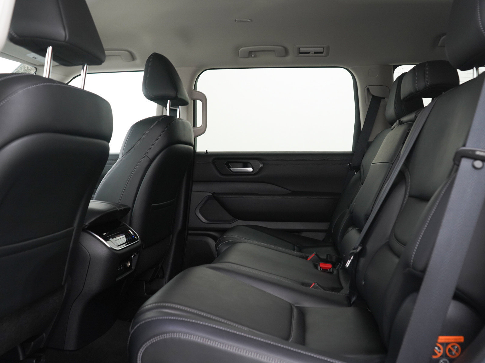 Used 2025 Nissan Armada SV AWD/4WD image 18