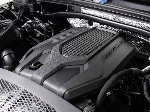 Certified 2026 Porsche Macan AWD/4WD image 28