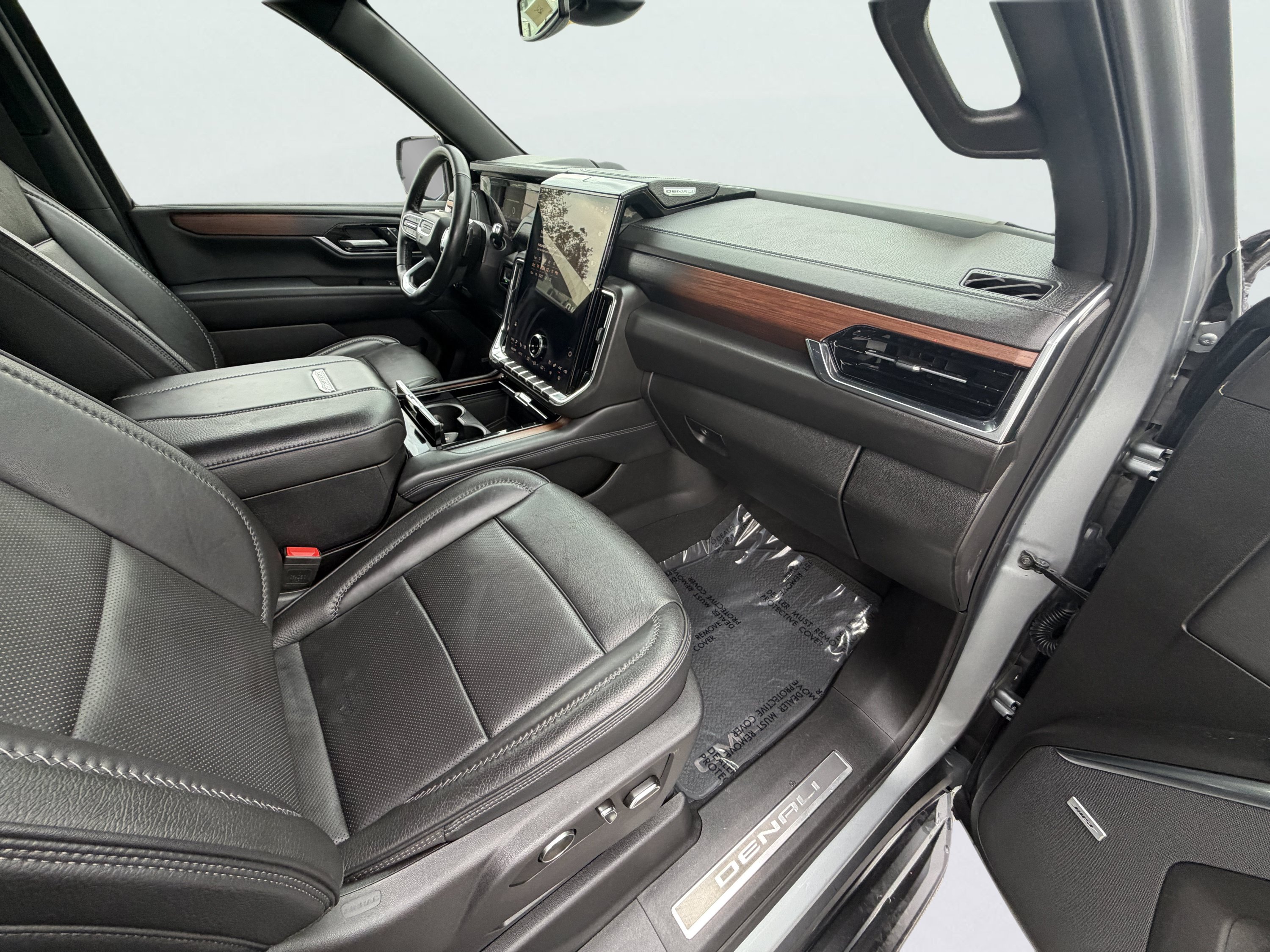 Used 2025 GMC Yukon XL Denali AWD/4WD image 17
