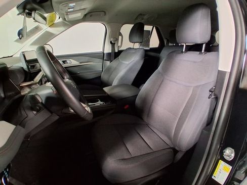 Used 2025 Ford Explorer Active AWD/4WD image 10