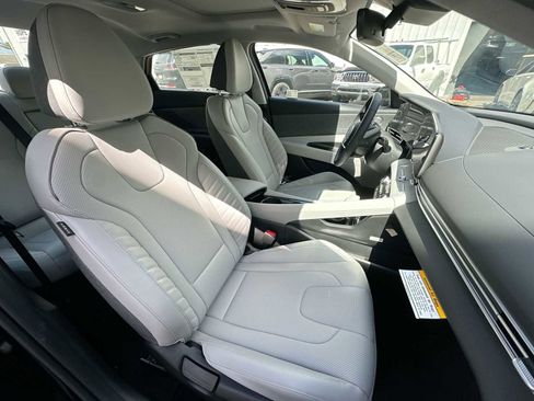 New 2025 Hyundai Elantra Limited image 26