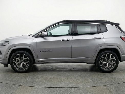 Used 2025 Jeep Compass Limited AWD/4WD image 3
