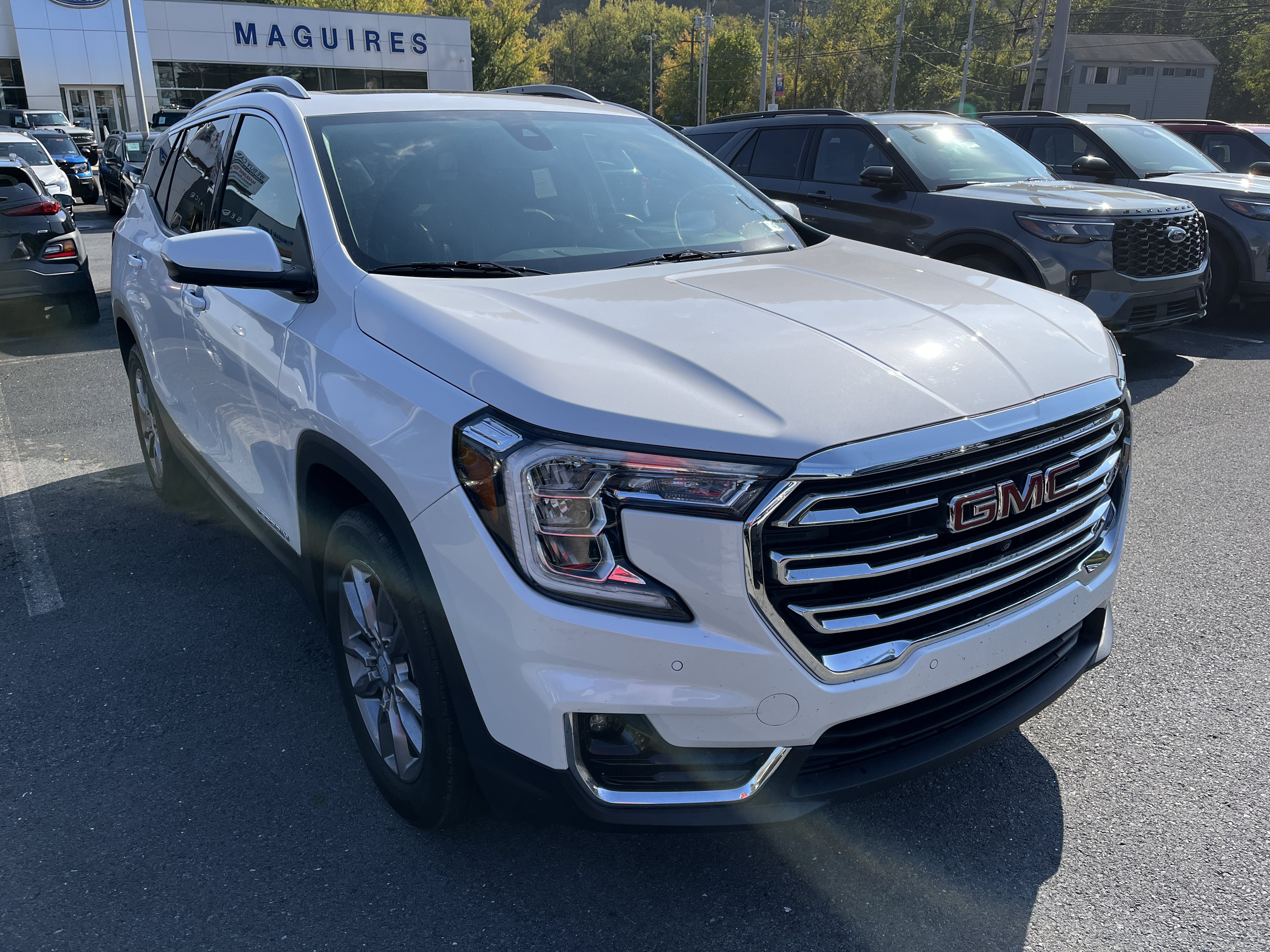 Used 2022 GMC Terrain SLT w/ Infotainment Package II AWD/4WD image 4