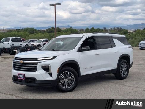 Used 2024 Chevrolet Traverse LT image 1