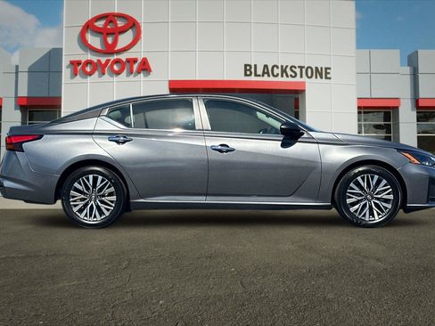 Used 2024 Nissan Altima 2.5 SV FWD image 2