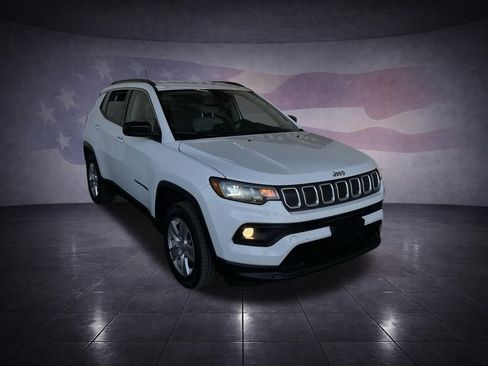 Used 2022 Jeep Compass Latitude AWD/4WD image 7
