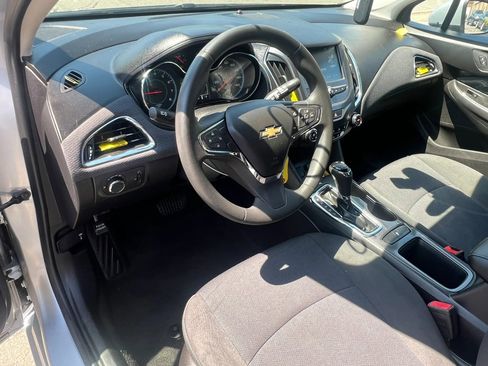 Used 2018 Chevrolet Cruze LT FWD image 14