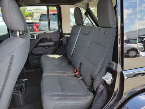 Used 2025 Jeep Wrangler Unlimited Sahara AWD/4WD image 15
