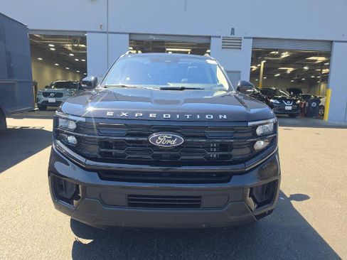 Used 2025 Ford Expedition Active AWD/4WD image 2