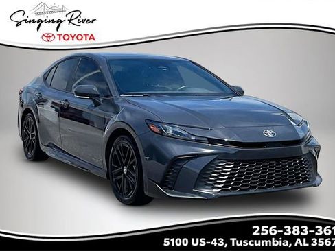 Used 2025 Toyota Camry SE FWD image 1