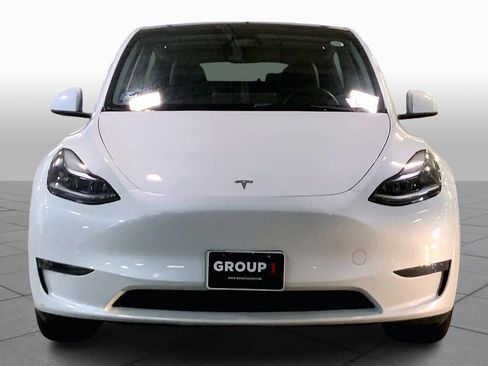Used 2023 Tesla Model Y AWD image 3
