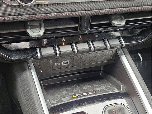 Used 2025 Chevrolet Colorado Z71 w/ Technology Package image 27