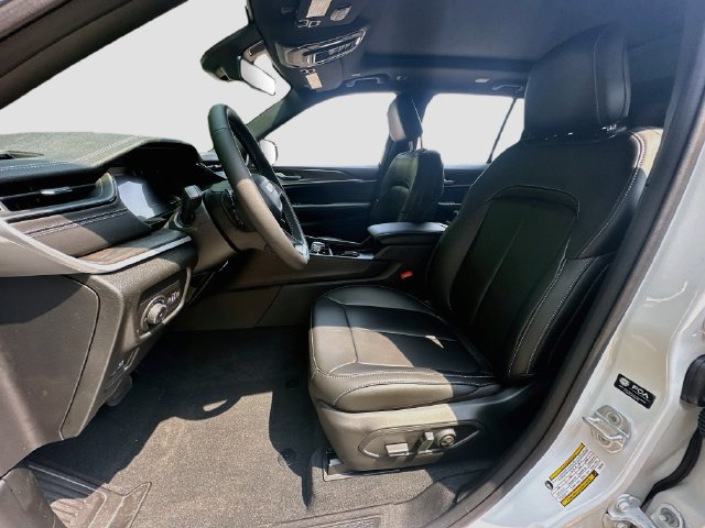New 2026 Jeep Grand Cherokee Limited w/ Limited Altitude Package AWD/4WD image 19