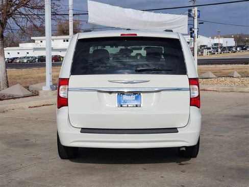 Used 2011 Chrysler Town & Country Touring-L image 6
