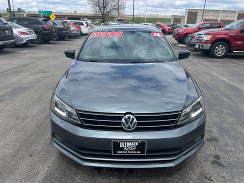 Used 2016 Volkswagen Jetta Sport w/ Lighting Package FWD image 2