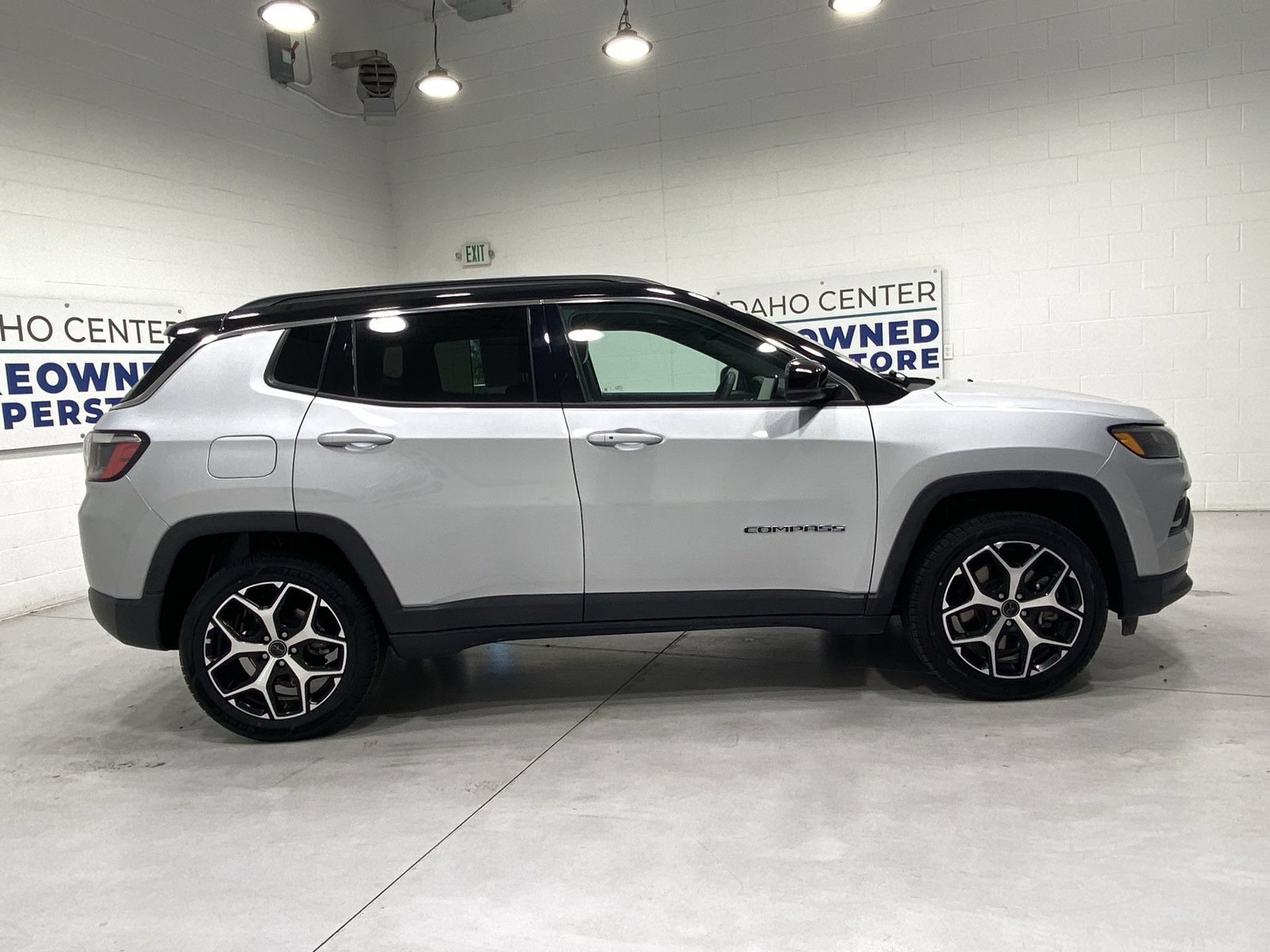 Used 2025 Jeep Compass Limited AWD/4WD image 9