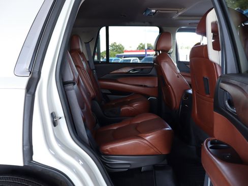 Used 2015 Cadillac Escalade Premium image 31