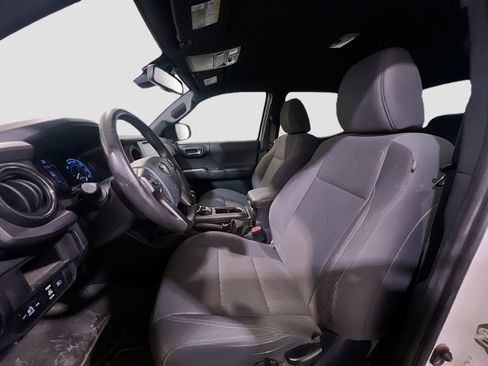 Used 2018 Toyota Tacoma TRD Sport image 15