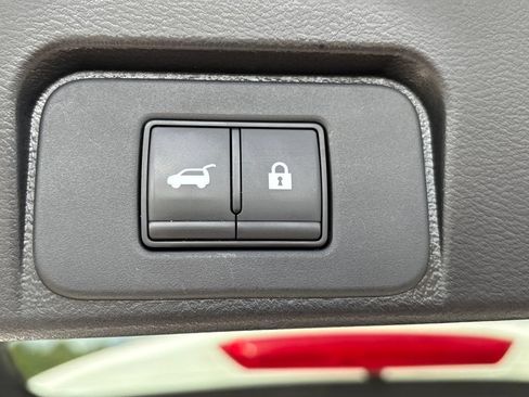 Used 2024 Nissan Rogue SV FWD image 30