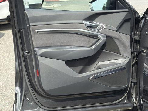 Used 2022 Audi e-tron S Prestige w/ Prestige Package image 21