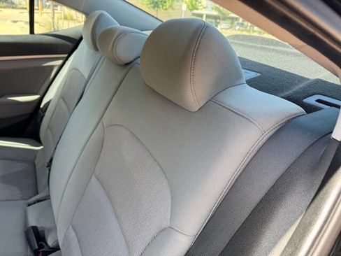 Used 2017 Hyundai Elantra SE image 23