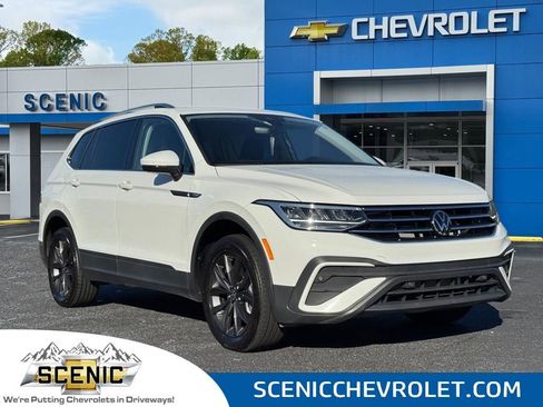 Used 2024 Volkswagen Tiguan SE image 1
