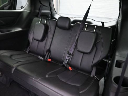 Used 2025 Chrysler Pacifica Select image 14