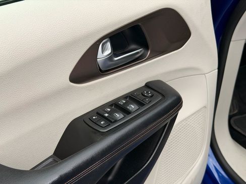Used 2019 Chrysler Pacifica Touring-L FWD image 24