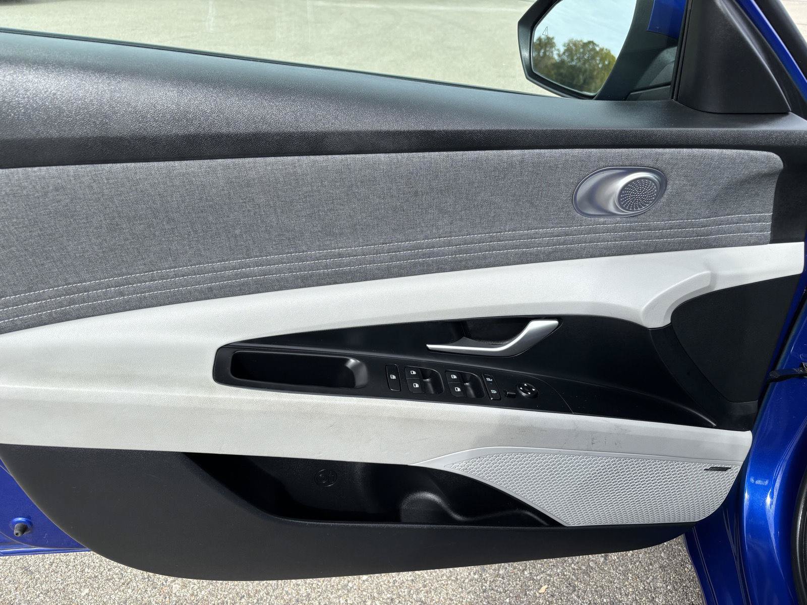 Used 2025 Hyundai Elantra Limited FWD image 13