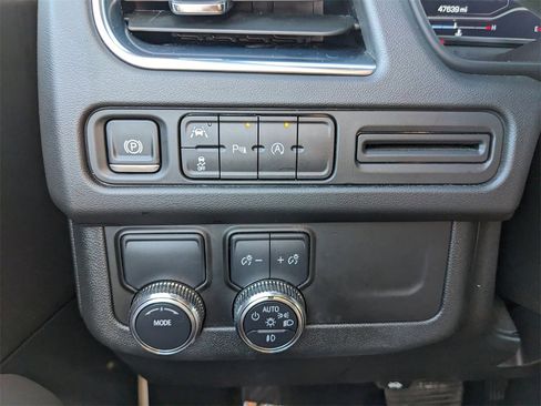 Used 2024 GMC Yukon SLT image 28