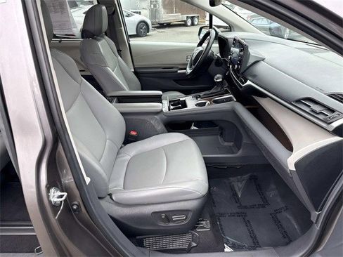 Used 2024 Toyota Sienna XLE image 9