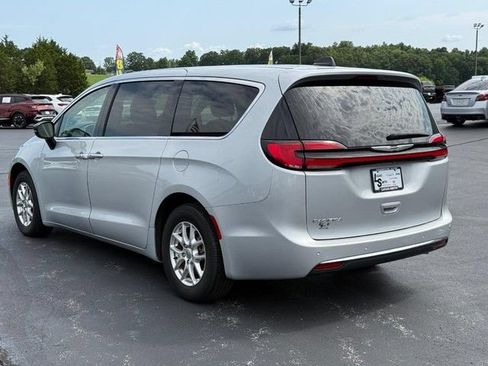 Used 2024 Chrysler Pacifica Touring-L FWD image 6