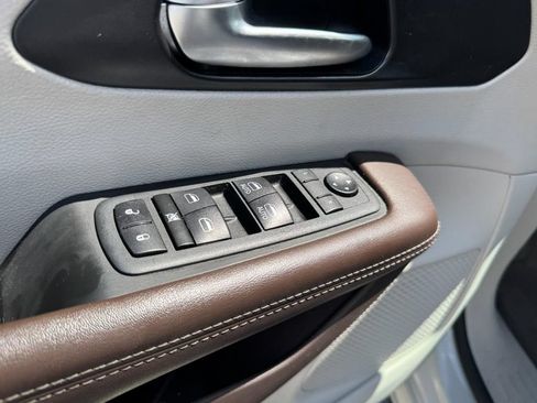 Used 2020 Chrysler Pacifica Touring w/ Cold Weather Group FWD image 16