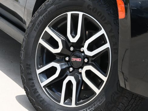 Used 2023 GMC Yukon XL AT4 w/ AT4 Premium Package AWD/4WD image 9