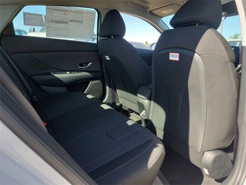 New 2025 Hyundai Elantra SE image 18