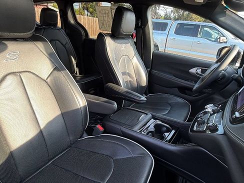 Used 2025 Chrysler Pacifica Limited FWD image 29
