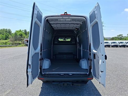 Used 2025 Mercedes-Benz Sprinter 2500 image 10