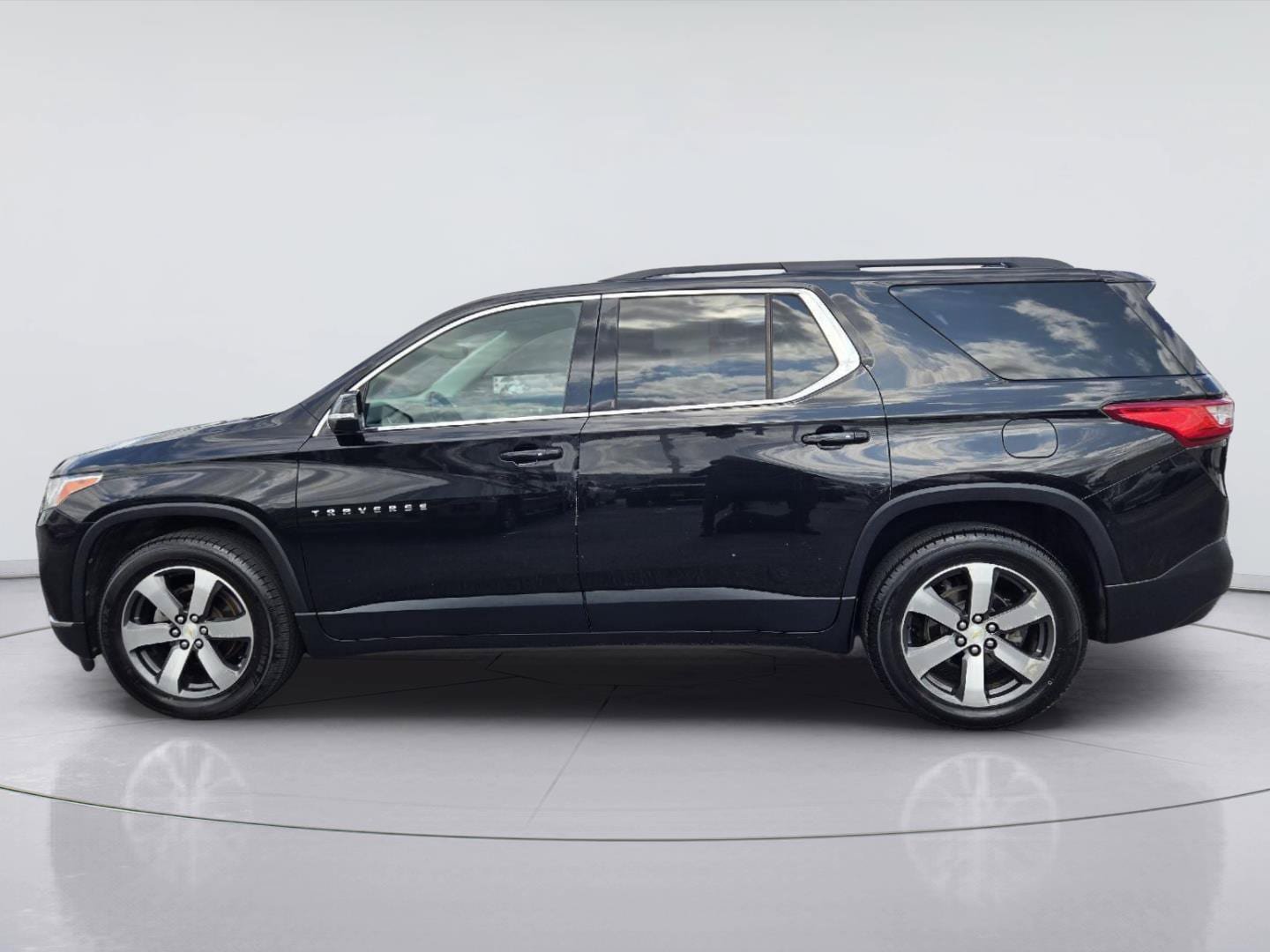 Used 2019 Chevrolet Traverse LT w/ LT Premium Package FWD image 5