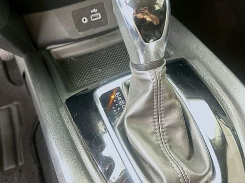 Used 2019 Nissan Rogue SV image 16