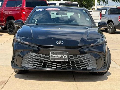 Used 2025 Toyota Camry SE FWD image 2