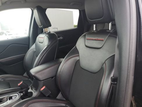 Used 2019 Jeep Cherokee Trailhawk w/ Cold Weather Group AWD/4WD image 5