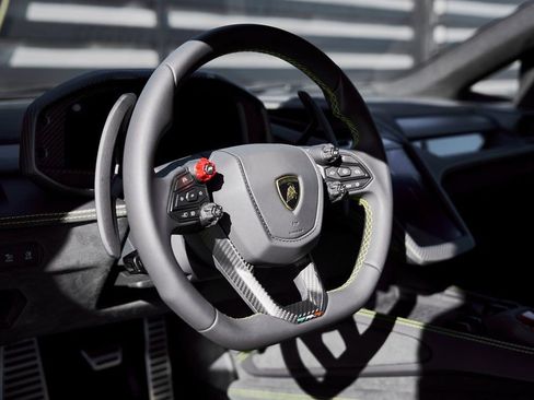 Used 2025 Lamborghini Revuelto image 44