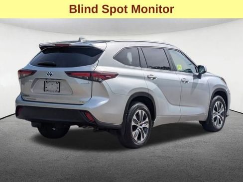Used 2024 Toyota Highlander XLE AWD/4WD image 5