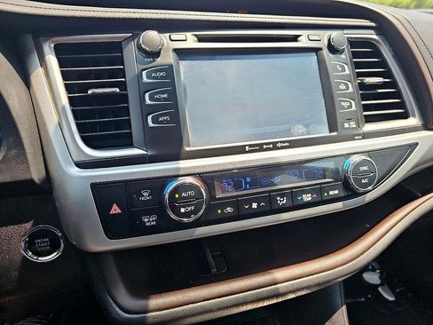 Used 2018 Toyota Highlander XLE image 18